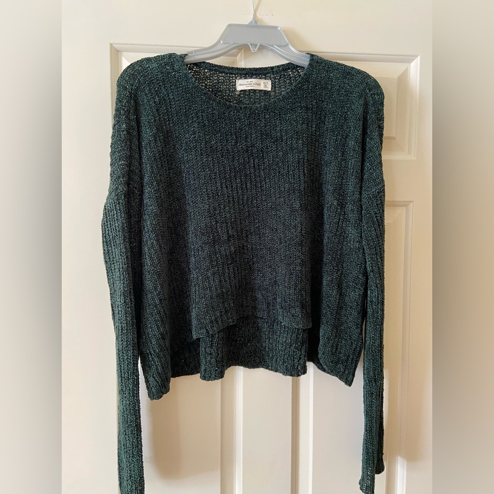 Dark green thin sweater. Crop